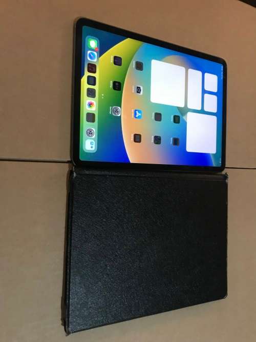 APPLE IPAD PRO *11`* MODEL:MTXN2LL/A*64 GB WIFI ONLY*USB CABLE*CHARGER*POUCH*GOOD CONDITION